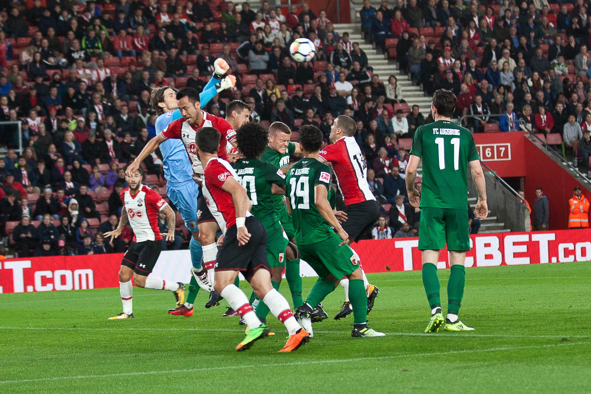 Southampton_FC_versus_FC_Augsburg_(35951203980)